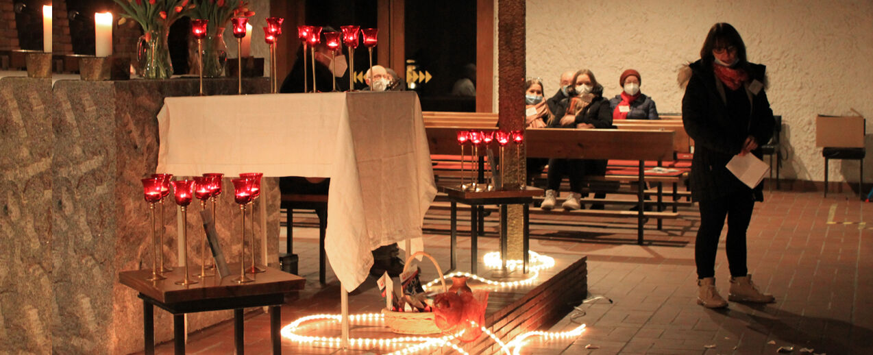Während der Andacht in der katholischen Kirche Hl.Dreifaltigkeit in Stralsund (Foto: Anja Goritzka - texte & mehr)