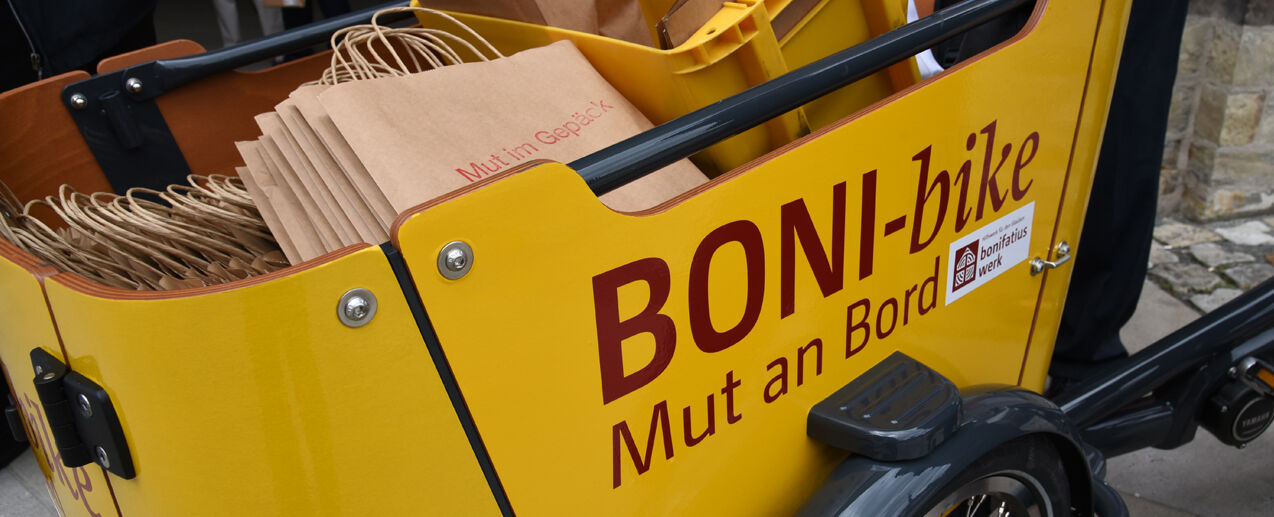 Neun Tage waren Mitarbeitende des Hilfswerkes an neun Orten in Paderborn mit dem gelben BONI-Bike unterwegs, um Menschen Ermutigungen zu schenken. (Foto: Bonifatiuswerk)