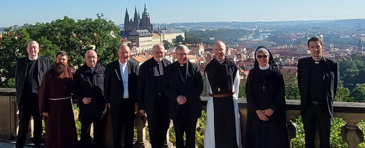 Bischof Bernt Eidsvig (Oslo), Bischof David Tencer (Reykjavik), Bischof Berislav Grgic, (Tromsö), Bischof em. Peter Bürcher, Kardinal Anders Arborelius (Stockholm), Bischof Czeslaw Kozon (Kopenhagen), Bischof Erik Varden (Trondheim), Sr. Anna Mirijam Kaschner (Generalsekretärin), P. Marco Pasinato (Adminstrator Helsinki) (v.l.) (Foto: NBK)