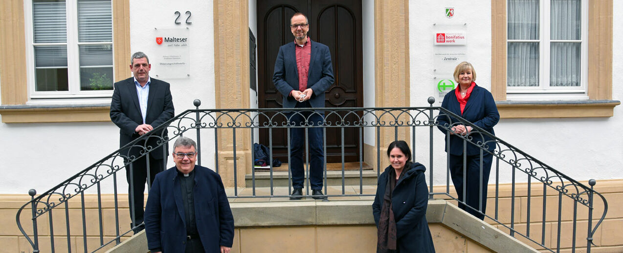 Von Links: Ingo Imenkämper (Geschäftsführer Bonifatiuswerk), Monsignore Georg Austen (Hauptgeschäftsführer Bonifatiuswerk), Dr. Heiner Ganser-Kerperin (Bildungsarbeit Adveniat), Tanja Himer (Geschäftsführerin Adveniat) und Karin Stieneke (Kommunikation und Fundraising Bonifatiuswerk). (Foto: Patrick Kleibold)