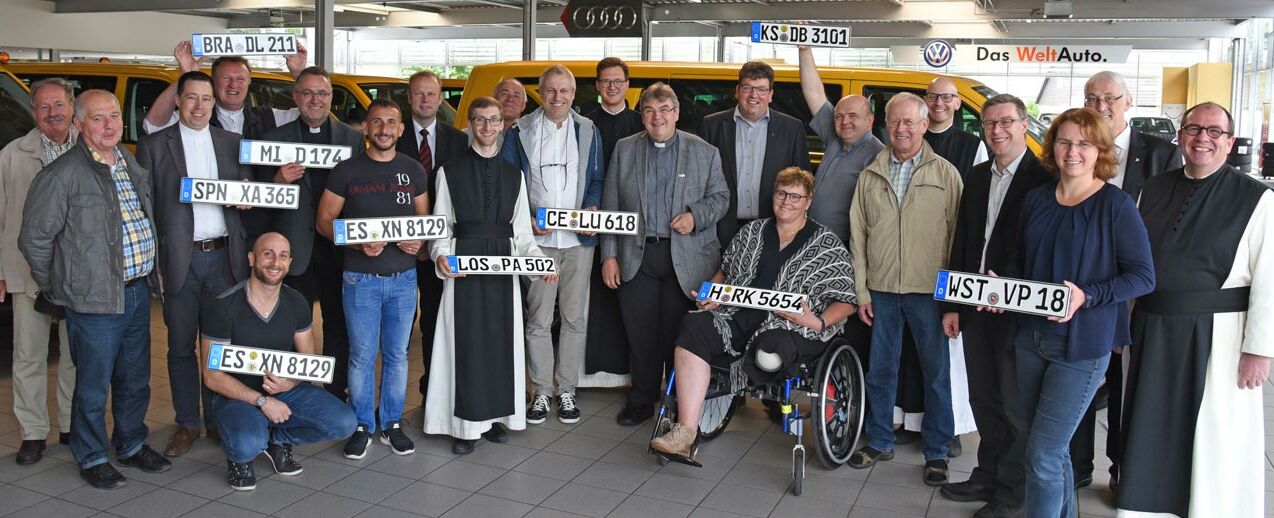 Gesamtgruppe der neuen BONI-Bus-Besitzer (Foto: Sr. Theresita M. Müller)