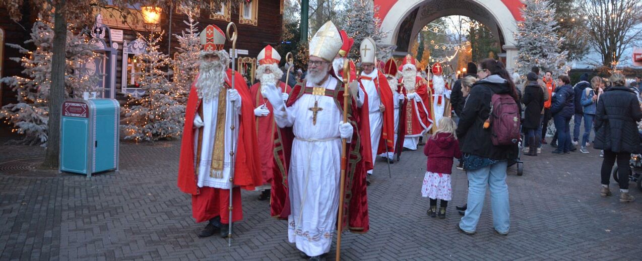 Nikoläuse im Europa-Park (Foto: Carolin Scheidel, Erzbistum Freiburg)