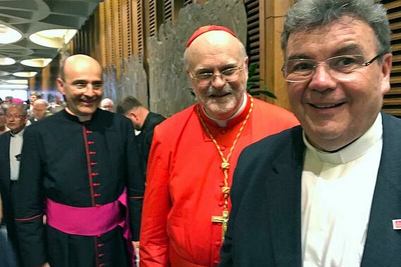 Monsignore Georg Austen (rechts) reiste zum Konsistorium nach Rom und überbrachte Kardinal Arborelius die Glückwünsche des Bonifatiuswerkes und des Diaspora-Kommissariats.