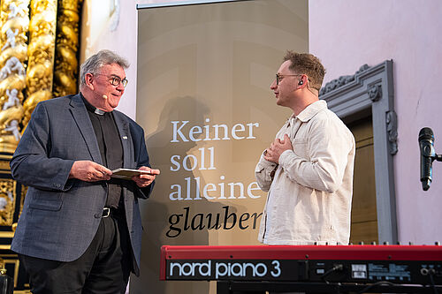 Bonifatiuswerk-Generalsekretär Monsignore Georg Austen im Gespräch mit dem Sänger Samuel Rösch. Foto: Hartmut Salzmann