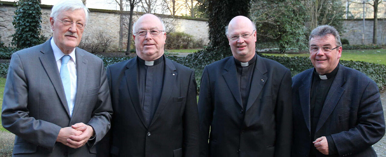 Monsignore Georg Austen (r.), Bonifatiuswerk Generalsekretär, Bonifatiuswerk-Präsident Heinz Paus (l.) würdigen das Engagement von Erzbischof Hans-Josef Becker (2. v. l.) und Generalvikar Alfons Hardt, deren Amtszeiten nun enden. Foto: Bonifatiuswerk