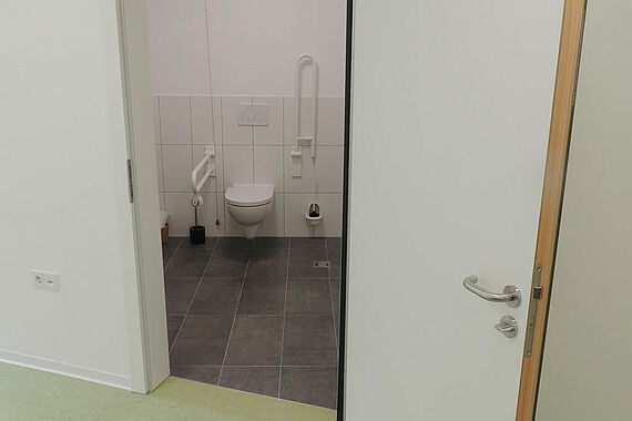 Ein WC für Menschen mit Einschränkungen. (Foto: Michael Fischer)