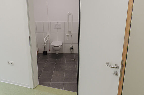 Ein WC für Menschen mit Einschränkungen. (Foto: Michael Fischer)