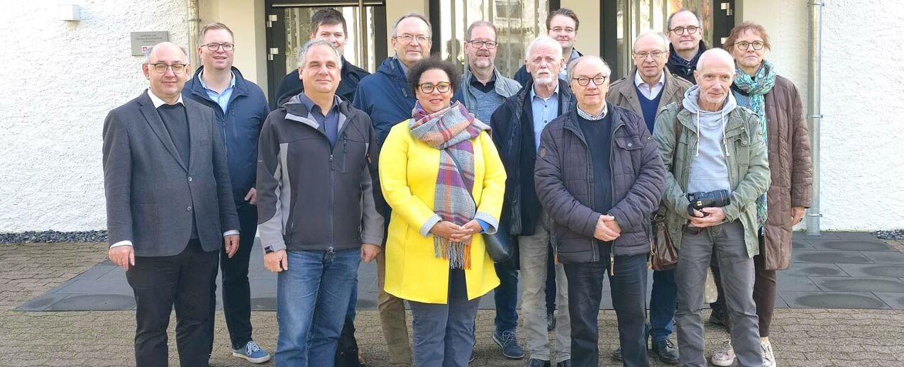 Die Gruppe aus Paderborn und Magdeburg vor der St. Marien Kirche in Schlangen zusammen mit Vertretern des Diözesan-Bonifatiuswerkes. (Foto: Diözesankomitee im Erzbistum Paderborn)   