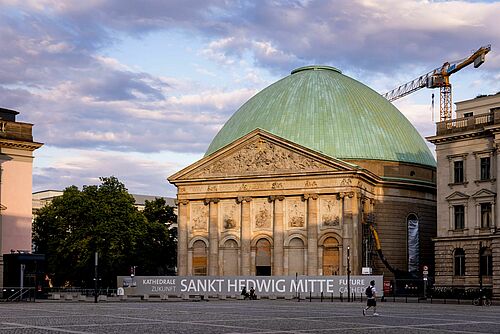 Vor dem Festakt feiert das Bonifatiuswerk in der sich gerade im Umbau befindenden Sankt Hedwigs-Kathedrale das Pontifikalamt. Foto: Jörg Farys 