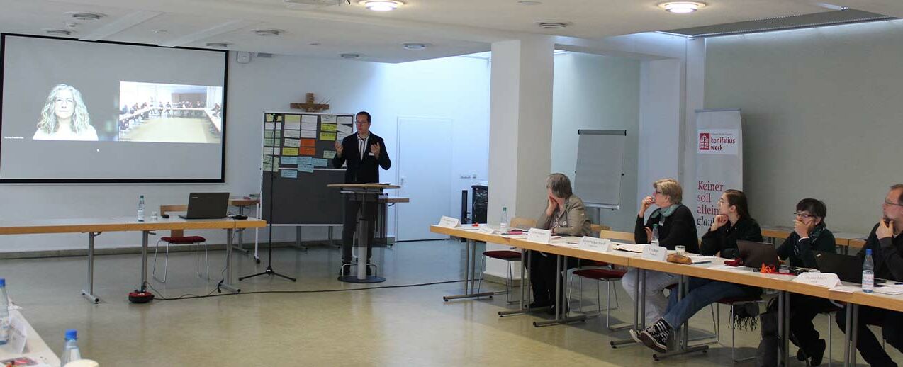 Die Teilnehmer der "Denkwerkstatt" im Gespräch mit der Leiterin des Seelsorgeamtes im Bistum Osnabrück, Martina Kreidler-Kos (per Video zugeschaltet) Am Pult Moderator Sebastian Mutke. (Foto: Oliver Gierens)