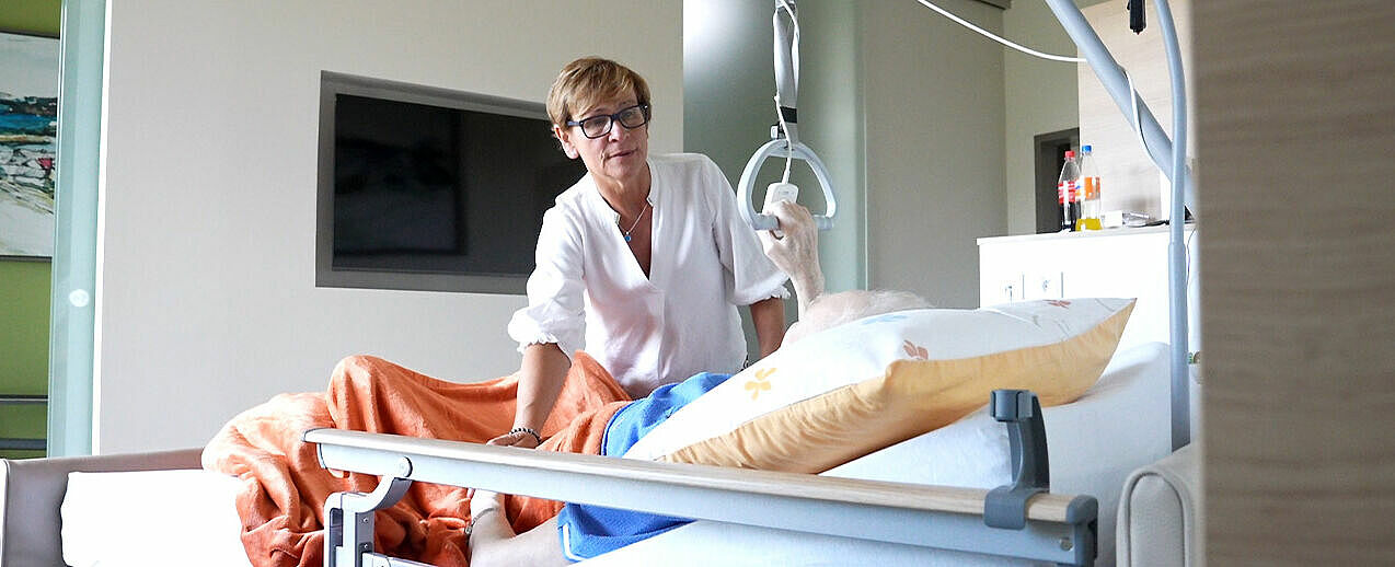 Die Einrichtungsleitung Bettina Hünermund kümmert sich täglich um die Bewohnerinnen und Bewohner. (Foto: Theresa Meier)
