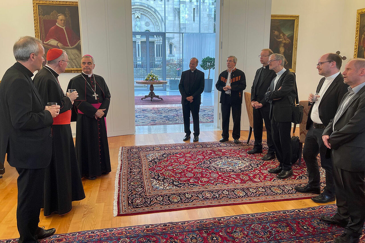 Pietro Kardinal Parolin begrüßt die Vertreter katholischer Hilfswerke in der Apostolischen Nuntiatur in Berlin (Foto: Bonifatiuswerk)