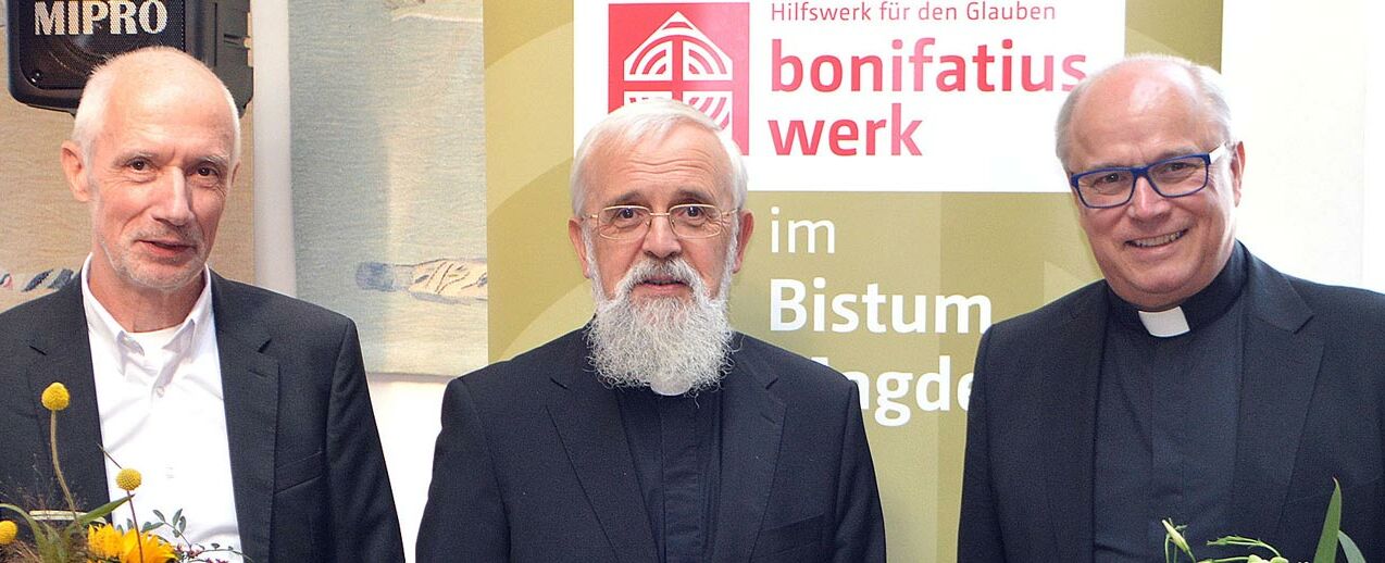 Bischof Feige beim Amtswechsel: Dagobert Glanz (links) übernimmt das Amt des Vorsitzenden des Bonifatiuswerkes im Bistum Magdeburg von Propst Hentschel (rechts). (Foto: Matthias Holluba)