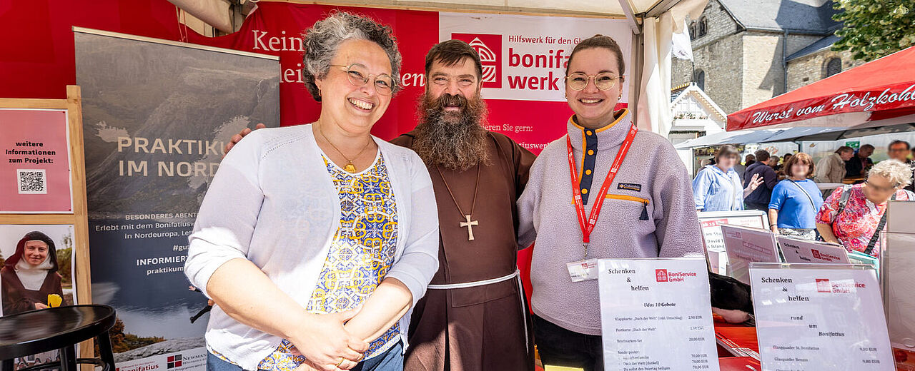 Bischof David Tencer (Reykjavík/Island) bei seinem Besuch am Bonifatiuswerk-Infostand. Mit im Bild: die Mitarbeiterinnen Christelle Lindhauer (li.) und Sarah von der Kall. Foto: Hartmut Salzmann