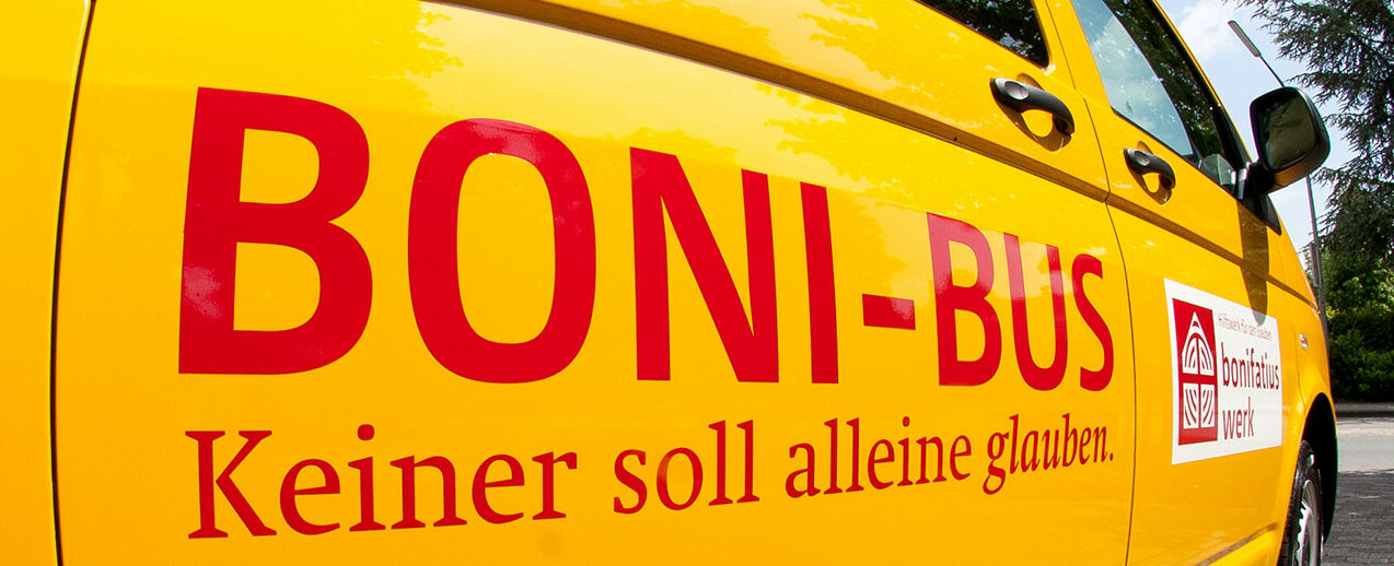 The trademark of the transport aid is the rapeseed yellow BONI bus. (Photo: Bonifatiuswerk)