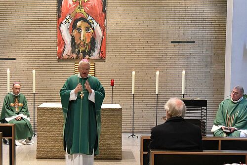 Den Gottesdienst zum Auftakt der Mitgliederversammlung zelebrierten Bischof Viktors Stulpins, Bischof Heinrich Timmerevers und Msgr. Georg Austen. (Foto: Simon Helmers