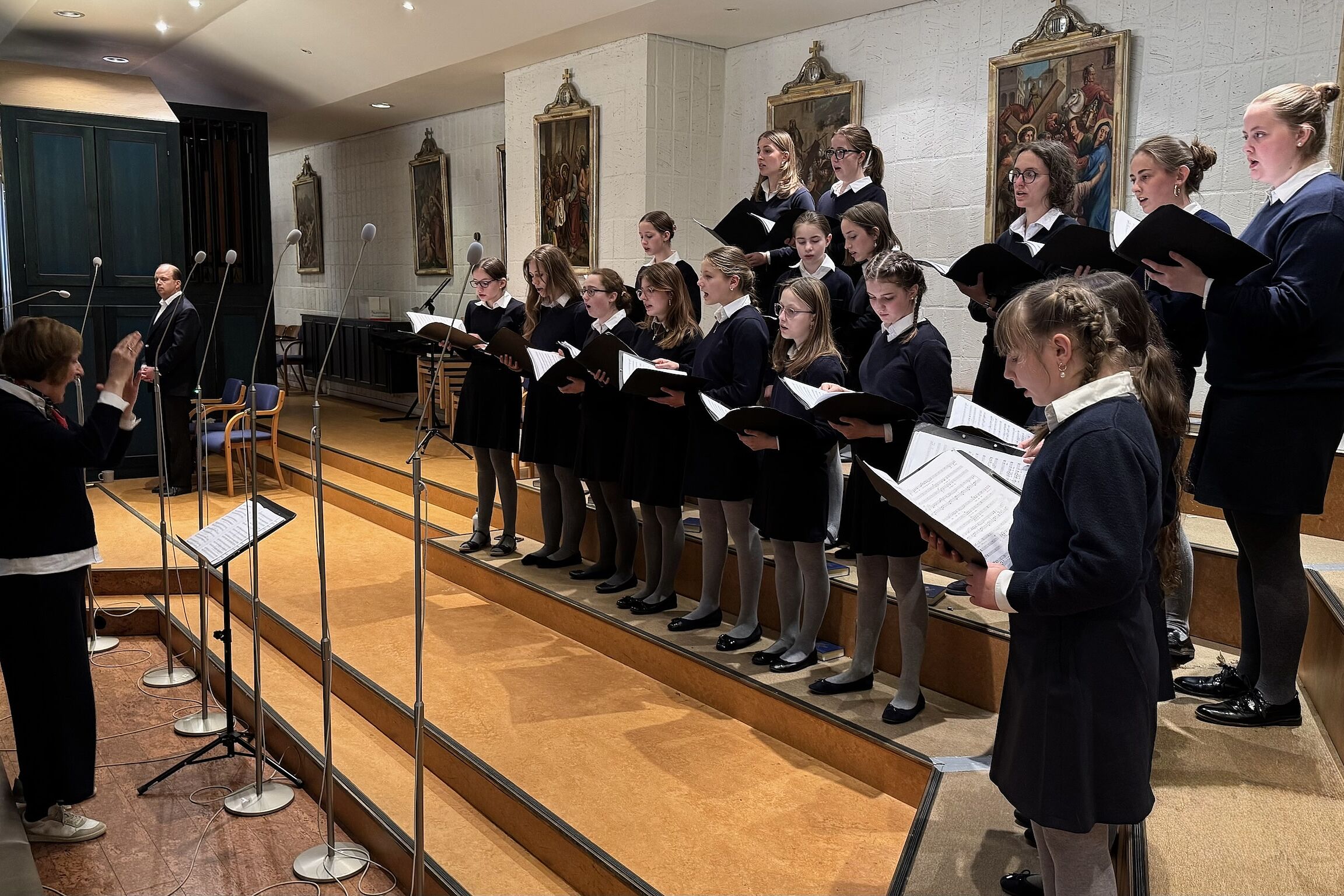 Die heilige Messe in St. Erik, musikalisch begleitet vom Mädchenchor. (Foto: Katharina Rießland)