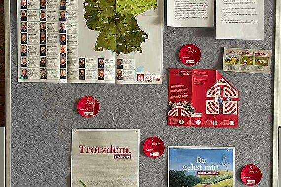 Für die Einweihung des Pfarrhauses wurde eine Informationswand mit Materialien vom Bonifatiuswerk vorbereitet. (Foto: T. Rynski)