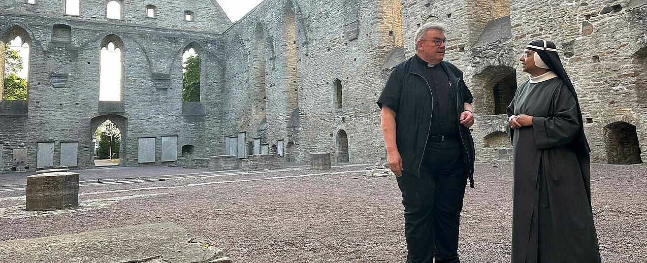 Bonifatiuswerk-Generalsekretär Monsignore Georg Austen beim Besuch der Ruine des alten Birgittenklosters in Tallinn. (Foto: privat)