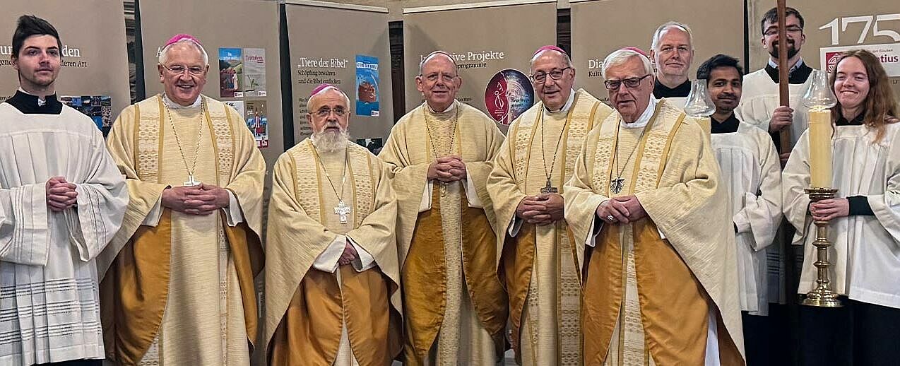 Im Bistum Erfurt waren gleich alle fünf Bischöfe aus den ostdeutschen Diaspora-Bistümern zur Messe im St. Marien-Dom zu Erfurt. (Foto: Ordinariat Erfurt)