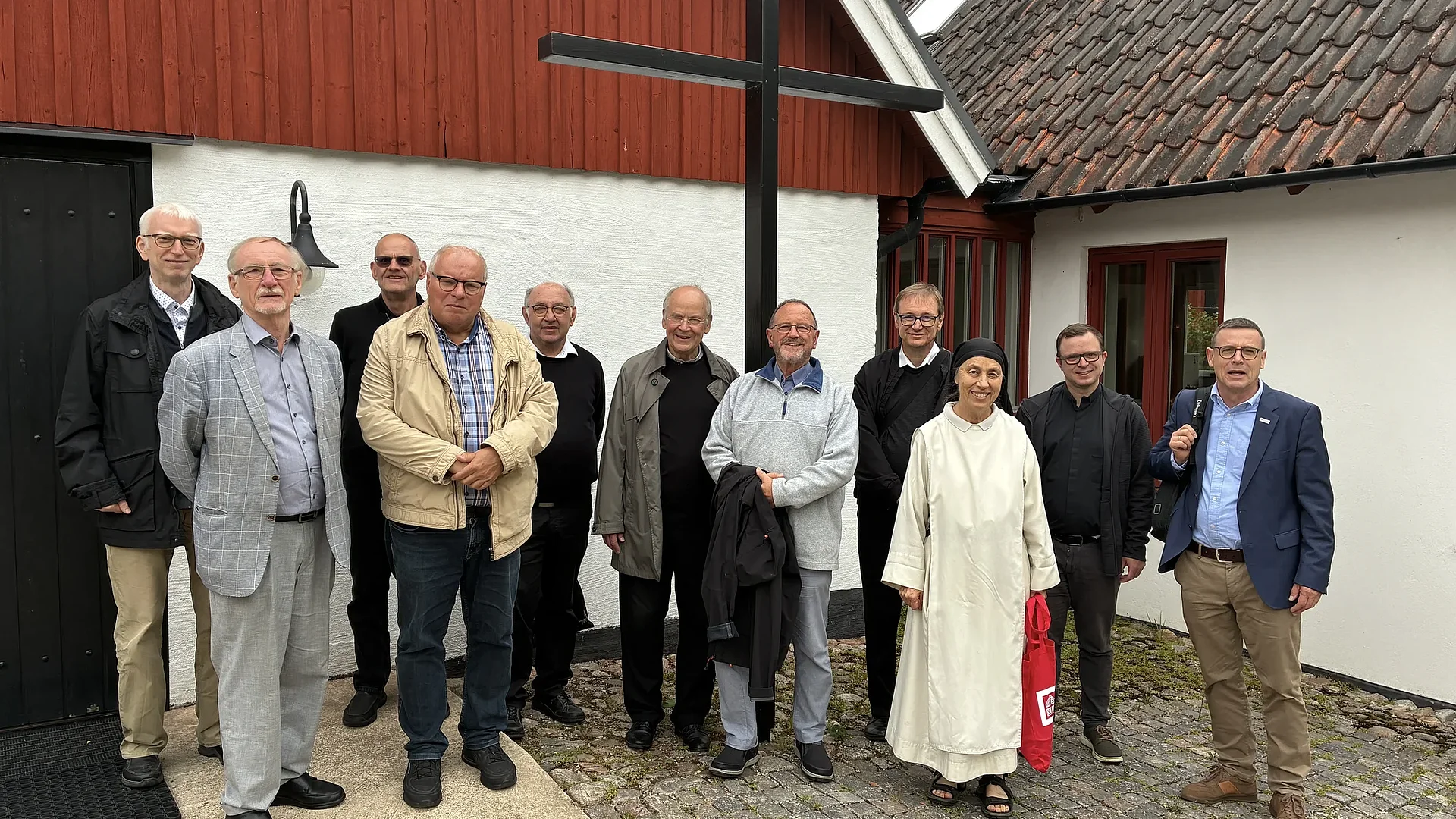 Die Priestergruppe mit Ulrich Franke (r.), Leiter des Bonifatius Stiftungszentrums, zu Besuch bei den Dominikanerinnen in Rögle. Foto: privat Die Priestergruppe mit Ulrich Franke (r.), Leiter des Bonifatius Stiftungszentrums, zu Besuch bei den Dominikanerinnen in Rögle. Foto: privat