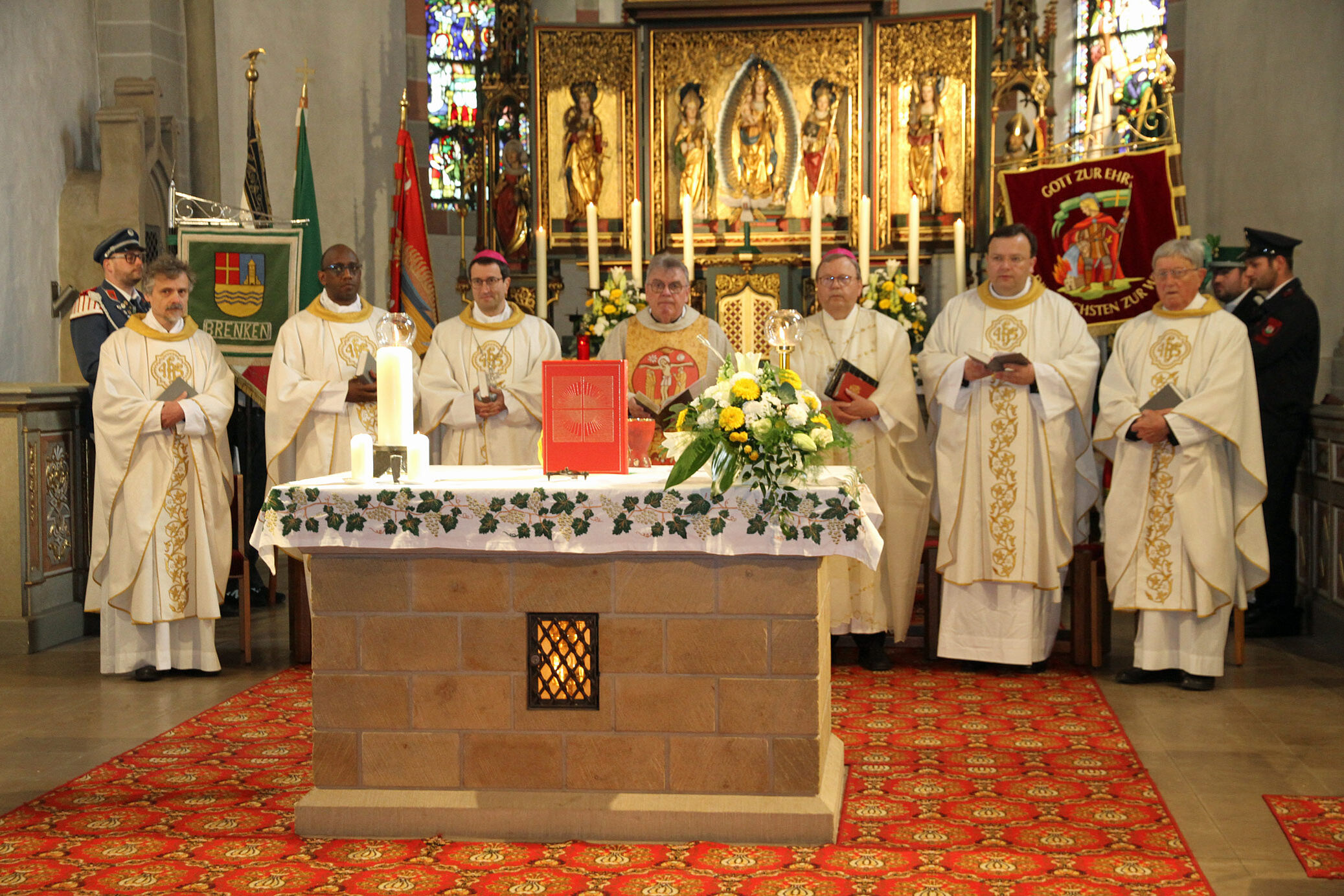Die Zelebranten des Dankgottesdienstes in Büren-Brenken (Foto: Johannes Büttner)