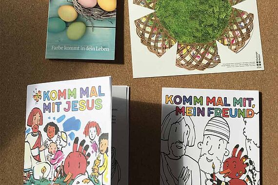Die Kinder lernten Wilo Wiedehopf kennen. Mit ihm erfuhren sie beim Selberlesen oder Vorlesen und Ausmalen was mit Jesus an Ostern geschah. (Foto: Anna Hartmann)