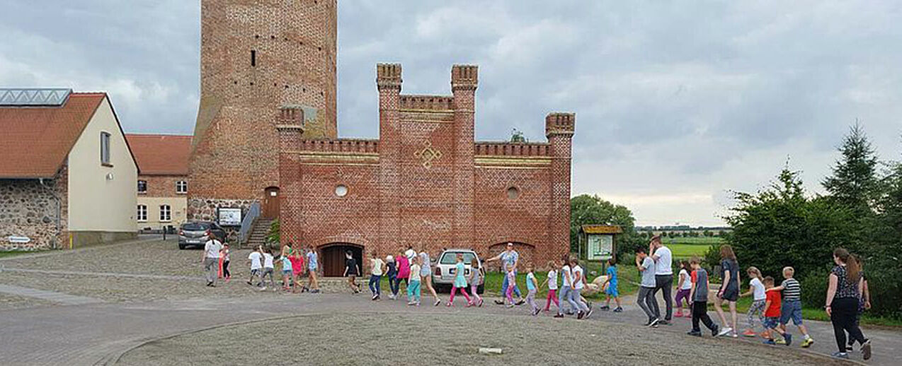 Die RKW in Löcknitz am Fuße des alten Turms. Foto: Klaudia Wildner-Schipek