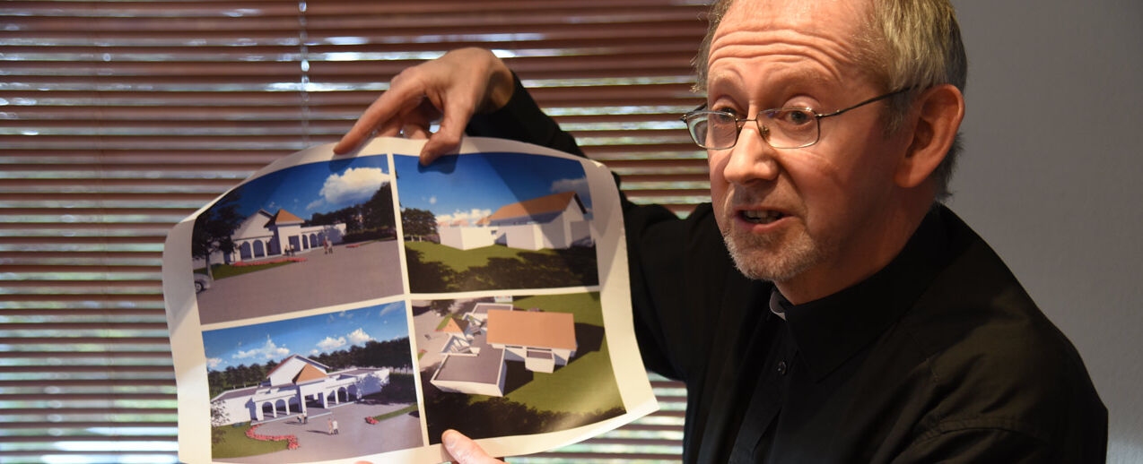 Pastor Denis O-Leary präsentiert die Pläne für den Neubau von Kirche und Gemeindezentrum. (Foto: Theresa Meier)