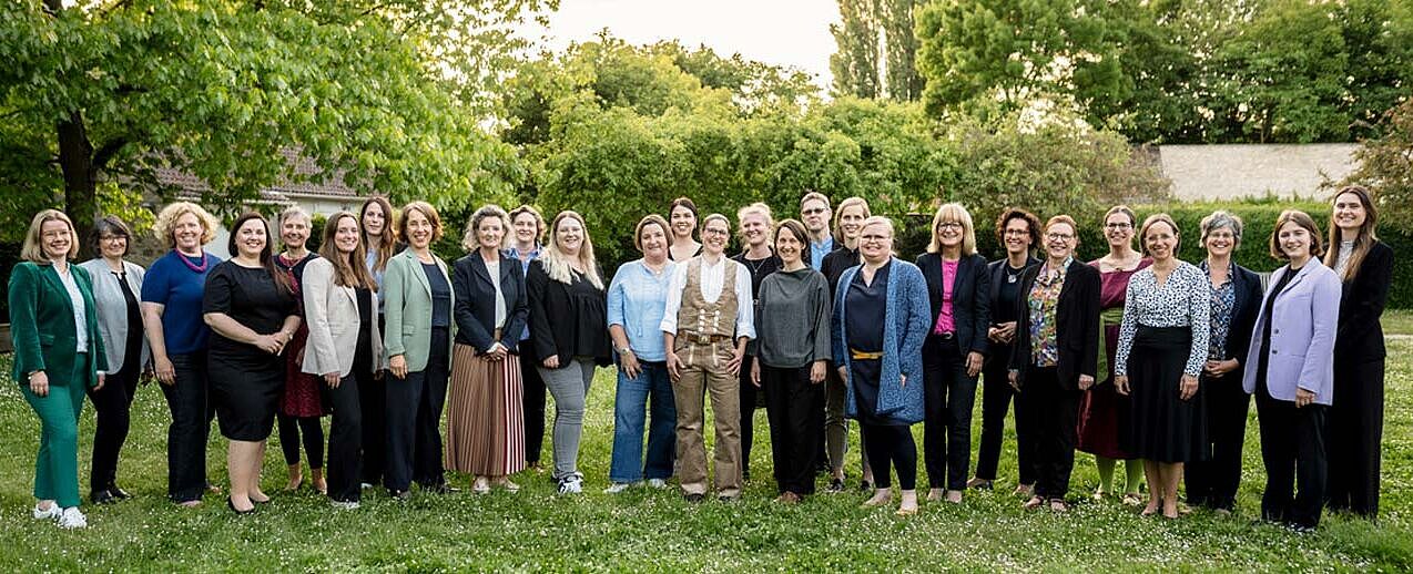 Die Tandems und Mitglieder der Programmsteuerungsgruppe mit dem Team des Hildegardis-Vereins. (Foto: Daniel Schwarz / Hildegardis-Verein)