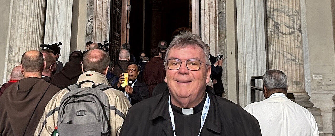 Als "Missionar der Barmherzigkeit" durchschreitet Monsignore Georg Austen die Heilige Pforte im Petersdom. (Foto: privat)