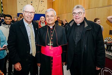 Erzbischof Dr. Udo Markus Bentz (Mitte) mit Bonifatiuswerk-Generalsekretär Monsignore Georg Austen (rechts) und Bonifatiuswerk-Präsident Manfred Müller beim Fest der Begegnung in der St.-Michael-Schule in Paderborn. (Foto: Besim Mazhiqi/Erzbistum Paderborn)