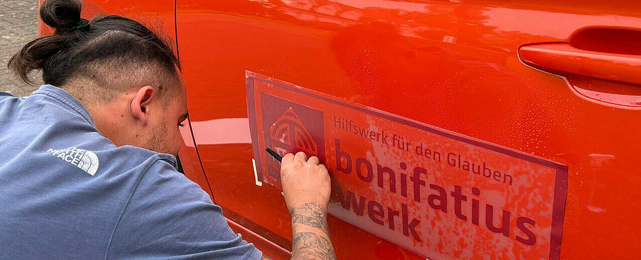 Die Aufschrift des Bonifatiuswerkes am neuen E-Auto der Fazenda da Esperança wurde kürzlich erst angebracht. (Foto: Pater C. Heim)