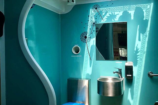 Das Duschmobil ermöglicht fünf Frauen am Tag, ihre Grundbedürfnisse z. B. nach Körperhygiene zu stillen. (Foto: SkF Berlin)