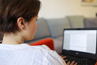 Paula ist Ehrenamtliche bei der Online-Beratung der Caritas. (Foto: Markus Nowak)