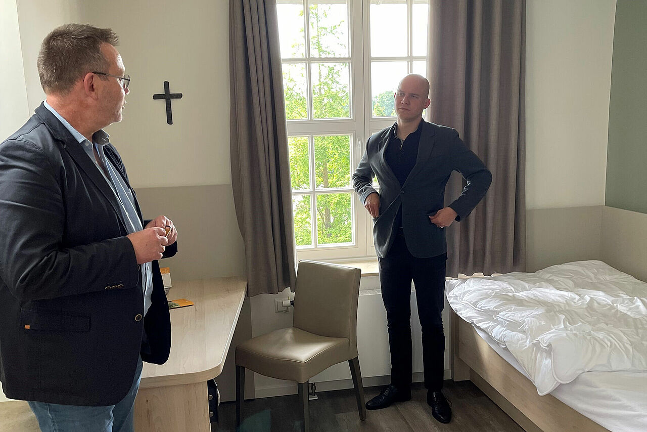 Dominik Blum zeigt Pater Peteris Skudra ein renoviertes Gästezimmer. (Foto: privat)