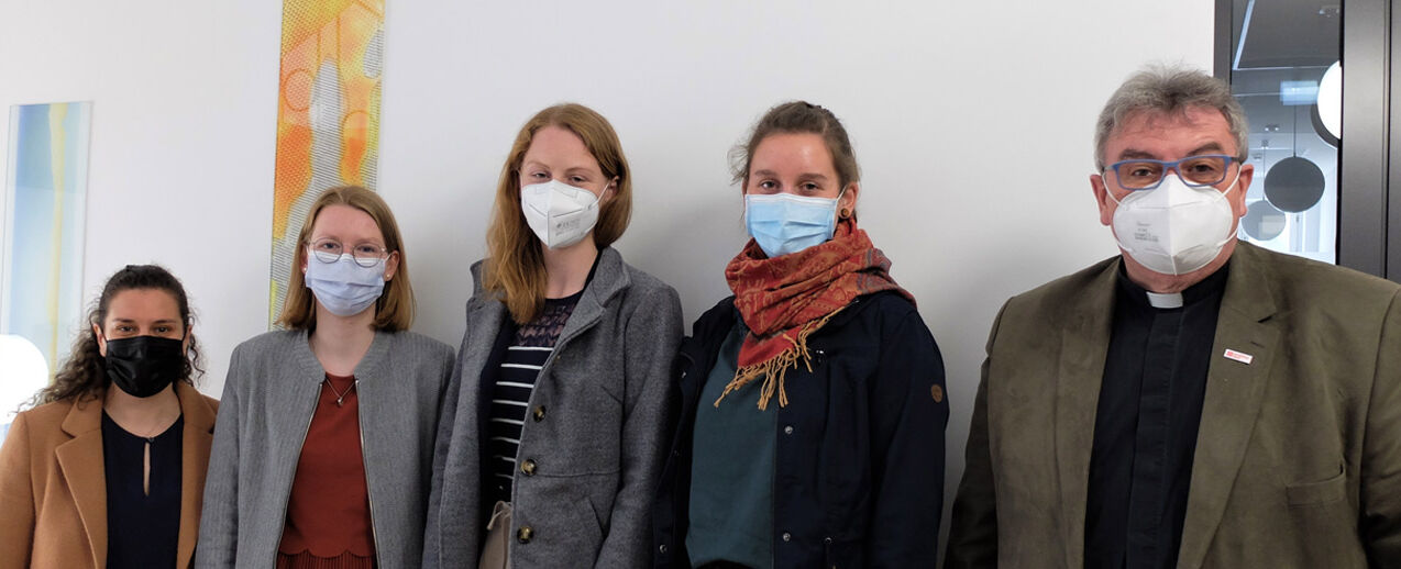 Matea Renic, Anne Hemken, Maris Lohmöller, Raphaela Polk und Monsignore Austen (v.l.) (Foto: Laura Maring)