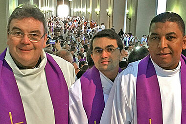 Monsignore Georg Austen (links) mit Missionaren der Barmherzigkeit aus Brasilien und Indonesien vor der Aussendung durch Papst Franziskus. 