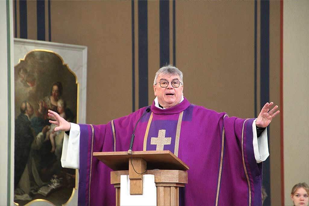 Monsignore Georg Austen bei der Predigt im Gottesdienst. (Foto: Andreas Statt)
