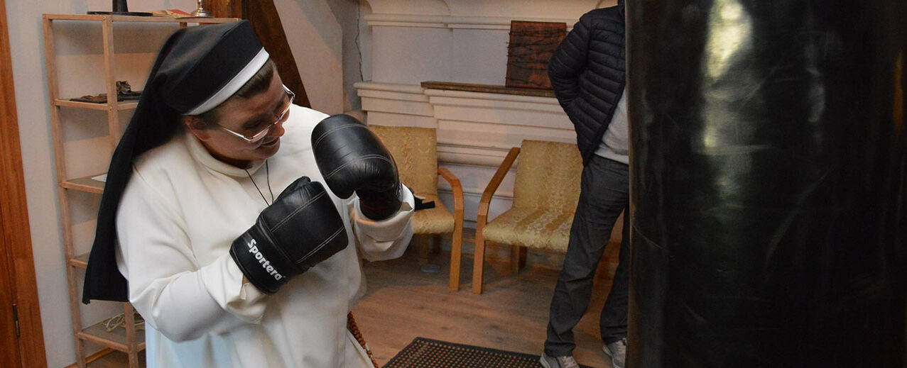 Schwester Hannah absolviert eine Trainingseinheit am Boxsack. (Foto: Marius Thöne)