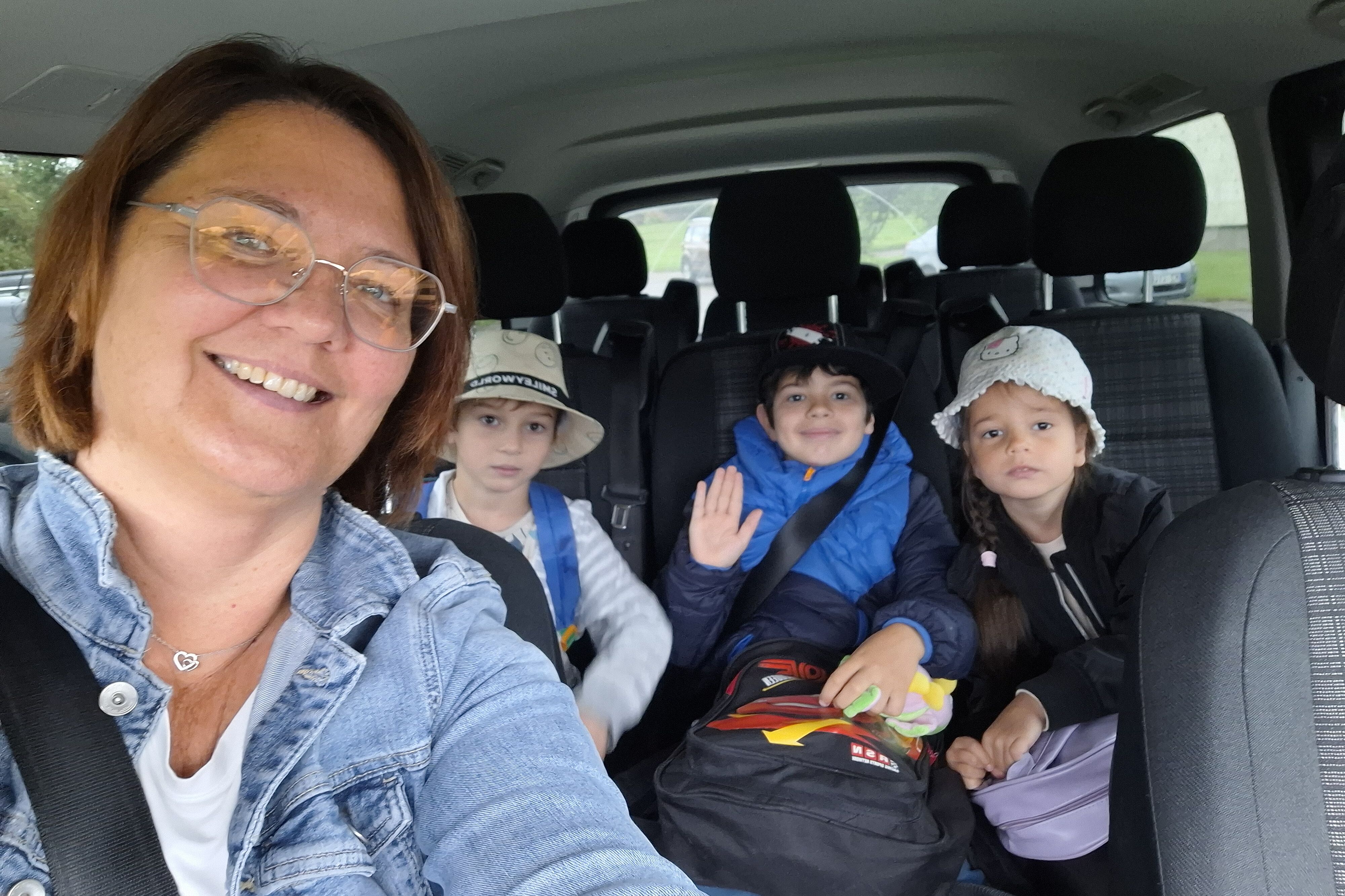 Die Leiterin des Kinderdorfes, Sandra Stade, macht mit den Kindern einen Ausflug. (Foto: Sandra Stade)