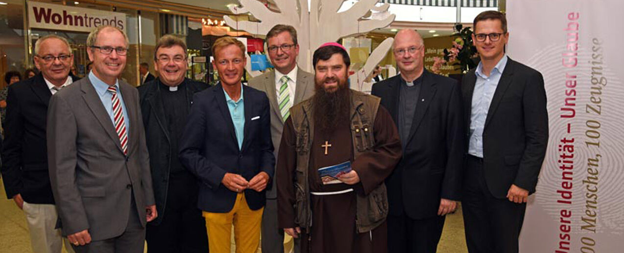 An der Ausstellungseröffnung in der Libori-Galerie nahmen teil (von Links): Peter Boretzki (Center Manager Liborigalerie), Manfred Müller (Landrat Kreis Paderborn), Monsignore Georg Austen (Bonifatiuswerk), Daniel Sieveke (Landtagsabgeordneter NRW), Michael Dreier (Bürgermeister Paderborn), Bischof David Tencer (Bischof von Reykjavik), Alfons Hardt (Generalvikar Erzbistum Paderborn) und Dr. Carsten Linnemann (Bundestagsabgeordneter). 