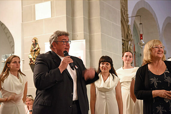 Monsignore Austen dankt den Sängerinnen für das großartige Konzert