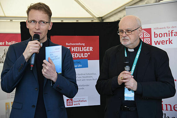 v.r. Anders Kardinal Arborelius stellt zusammen mit Pater Dominik Terstriep SJ sein neues Buch "Mit heiliger Ungeduld" vor. Foto: Theresa Meier 