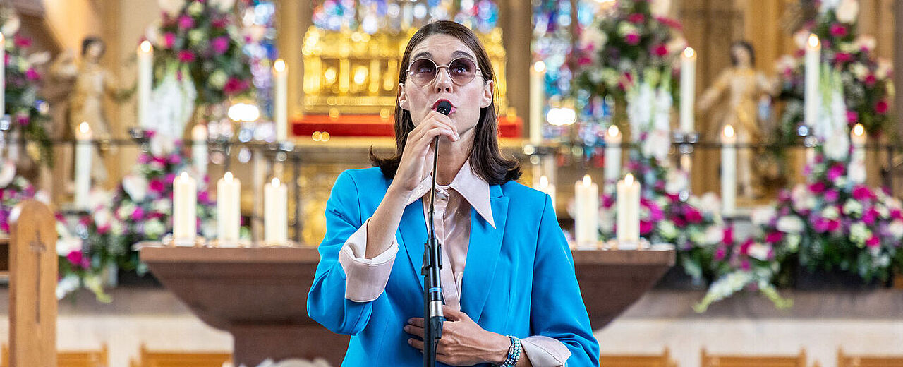 Die nicht sehende Sängerin Bernarda Brunovic sorgte bei der Diaspora-Andacht für Gänsehautmomente. Foto: Hartmut Salzmann