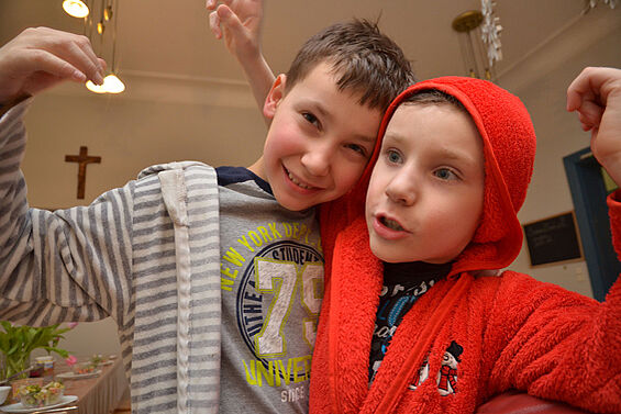 Mögen sich sehr: die Brüder Dominik (r.) und Jean. Foto: A. Herrmann