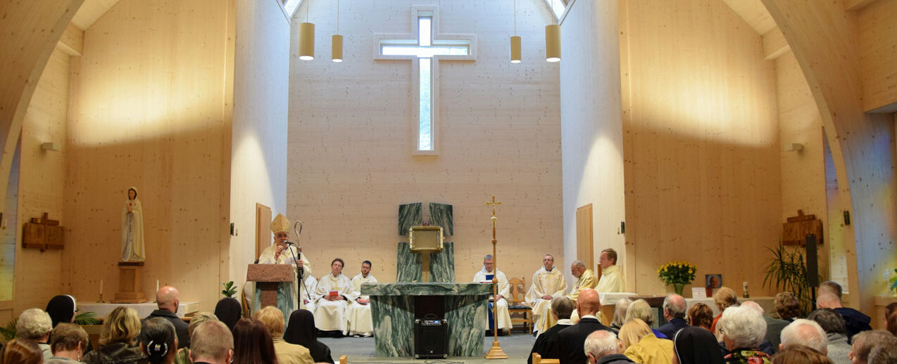 Schönes Gotteshaus: Die Kirche ist aus Holz und anderen natürlichen Materialien gebaut. Foto: Pfr. Antonius Sohler 