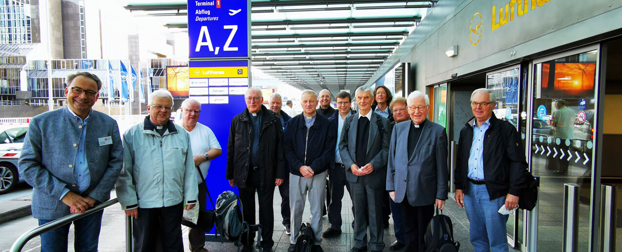 Die Reiseteilnehmer vor dem Abflug nach Schweden am Frankfurter Flughafen mit Andreas Kaiser, Referent im Stiftungszentrum des Bonifatiuswerkes (l.) (Foto: Bonifatiuswerk)