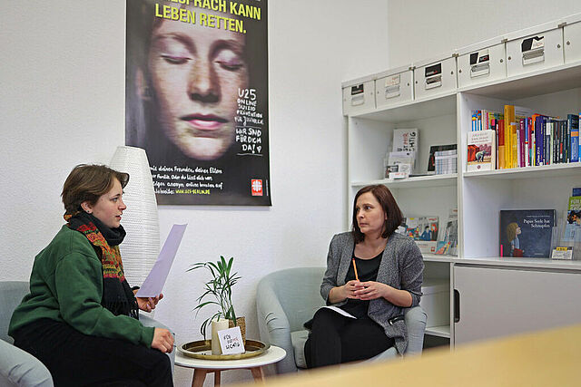 Christina Obermüller, Sozialarbeiterin beim [U25]-Projekt, hier im Gespräch mit der Ehrenamtlichen Paula. (Foto: M. Nowak)bermüller Sozialarbeiterin beim [U25]-Projekt, hier im Gespräch mit der Ehrenamtlichen Paula. (Foto: M. Nowak)