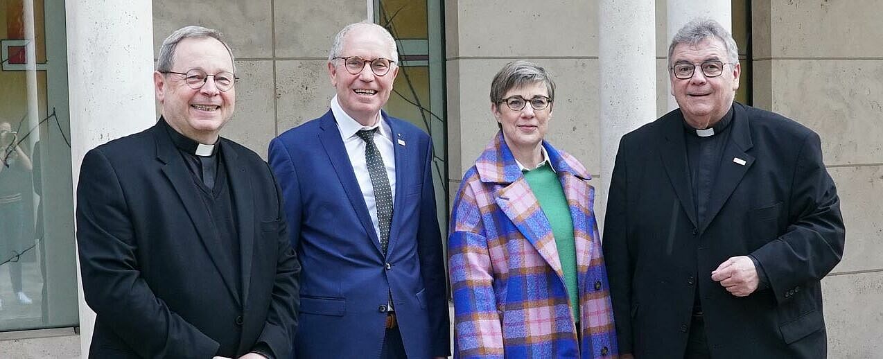 Zu Besuch bei Bischof Dr. Georg Bätzing (links): Bonifatiuswerk-Präsident Manfred Müller (von links), Prof. Hildegard Wustmans, Vorsitzende des Diözesan-Bonifatiuswerkes im Bistum Limburg, und Msgr. Georg Austen, Generalsekretär des Bonifatiuswerkes. (Foto: F. Schuld/Bistum Limburg)